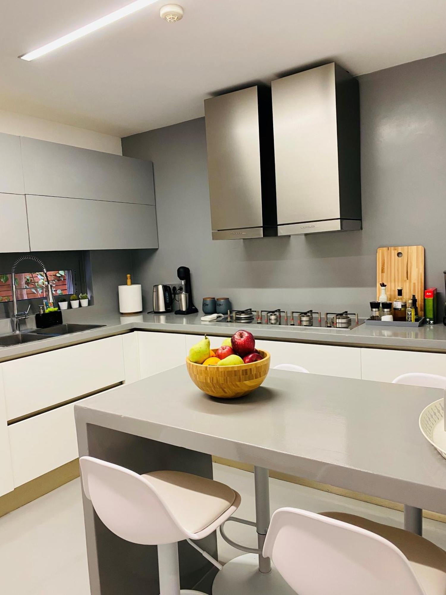 Elegant And Private Living By Neuvel Villa เอเธนส์ ภายนอก รูปภาพ